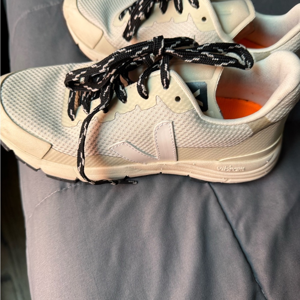 Veja Womens  Cream Sneakers